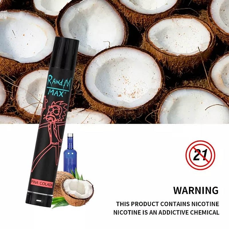 En vape-enhet märkt "RandM Max" med en smak av Pina Colada, mot en bakgrund av kokosnötshalvor och åtföljd av en varningsetikett för nikotin.