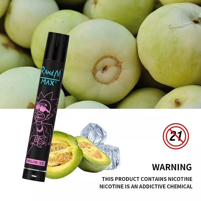 En RandM Max vape penna med smaken "Melon Ice", avbildad tillsammans med isbitar och en skivad melon.