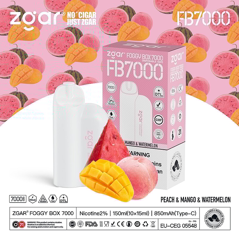 Vape jetable Zgar Foggy Box 7000 au goût de pêche, de mangue et de pastèque, comprenant un appareil à vapotage blanc, une boîte d'emballage et des tranches de fruits sur fond rose.