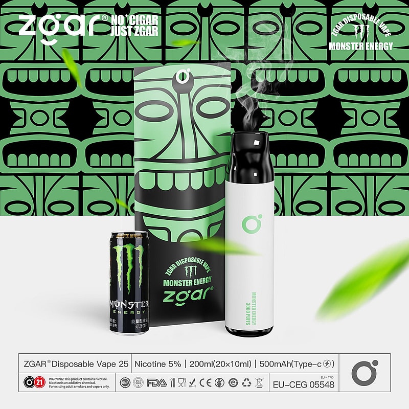 Vape monouso Zgar e lattina di bevanda Monster Energy su uno sfondo verde stilizzato con disegni di maschere tribali.