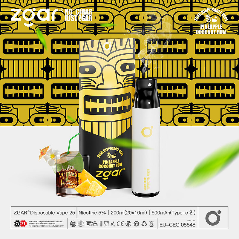 La confezione monouso di Zgar presenta una maschera tribale gialla stilizzata, un dispositivo di svapo bianco e una bevanda con elementi di ananas, cocco e rum.