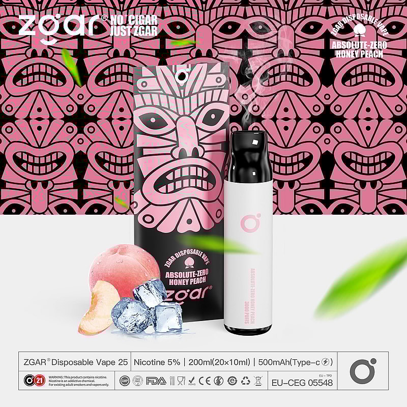 La confezione monouso di Zgar presenta un disegno tribale stilizzato di colore rosa, con una penna da svapo bianca e immagini di pesca al miele e cubetti di ghiaccio. Il testo recita "Absolute-Zero Honey Peach".