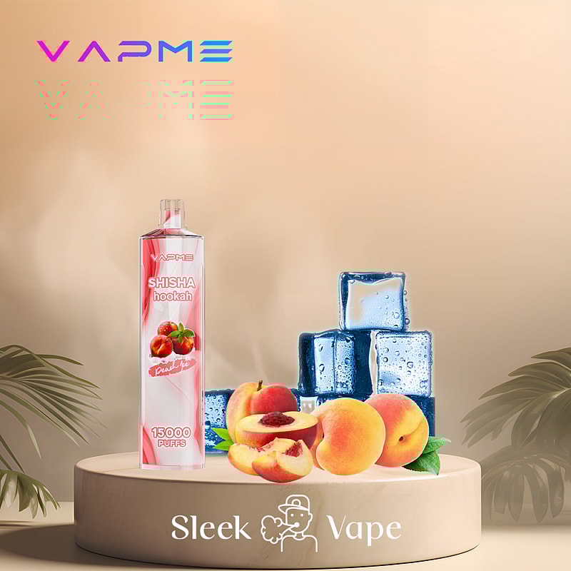 Dispositivo di svapo etichettato "Vapme Shisha Hookah Peach Ice" con immagini di pesche e cubetti di ghiaccio su un espositore.