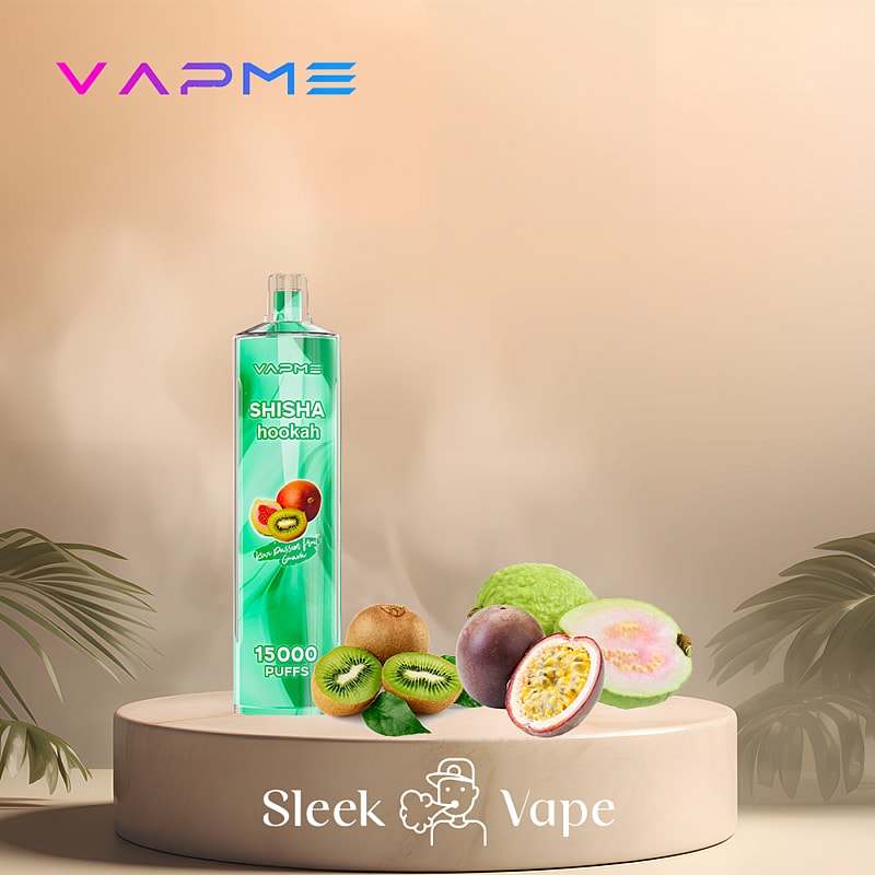 Dispositivo da svapo VAPME con aroma "SHISHA hookah", con kiwi, guava e frutto della passione, etichettato "15.000 PUFFS", esposto su un piedistallo con foglie tropicali sullo sfondo.
