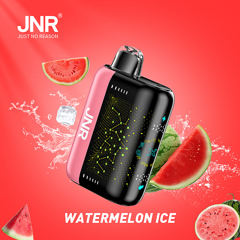 Appareil à vapotage avec les marques « JNR » et « WATERMELON ICE », entouré de tranches de pastèque et de glaçons sur fond rouge.