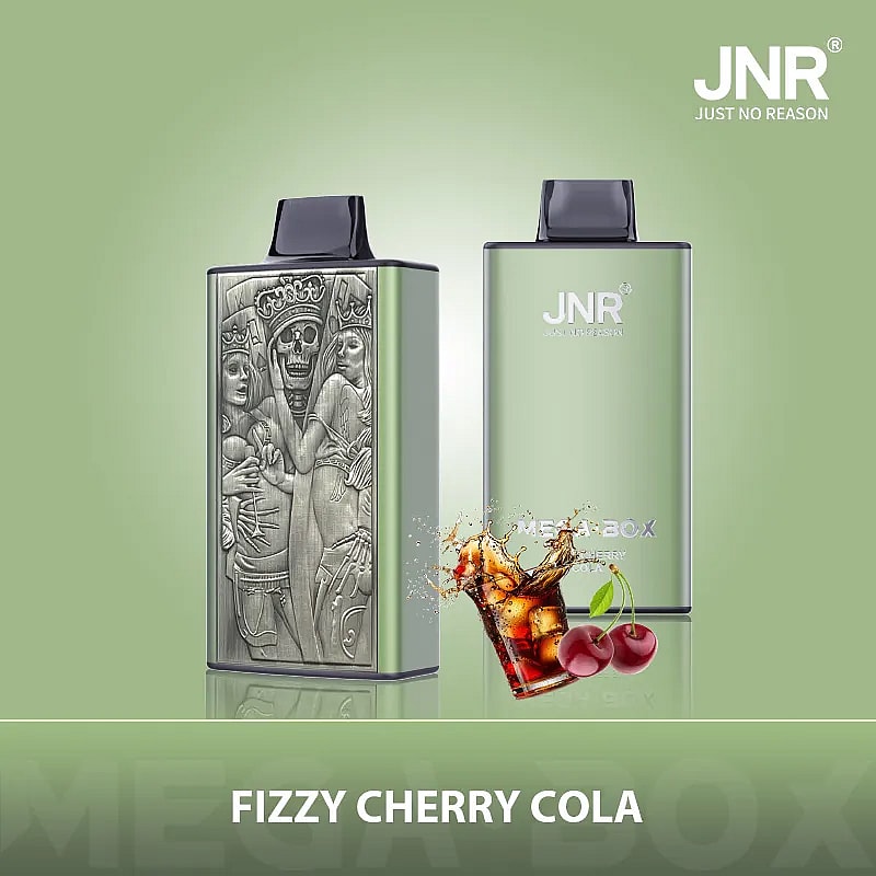 Un dispositivo metallico a cialda con intricate incisioni e l'immagine di un aroma con l'etichetta "Fizzy Cherry Cola", accanto a un bicchiere di cola e ciliegie su uno sfondo verde sfumato.