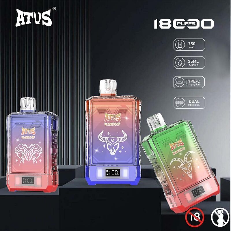 Drei farbenfrohe Einweg-E-Zigaretten vom Typ ATVS Warship werden auf dunklen Sockeln präsentiert. Zu den Details zählen eine Kapazität von 18.000 Zügen, ein 750 mAh-Akku, 25 ml E-Liquid, ein Typ-C-Ladeanschluss und eine Dual-Mesh-Spule. Ein Warnhinweis mit der Altersbeschränkung „18+“ ist sichtbar.