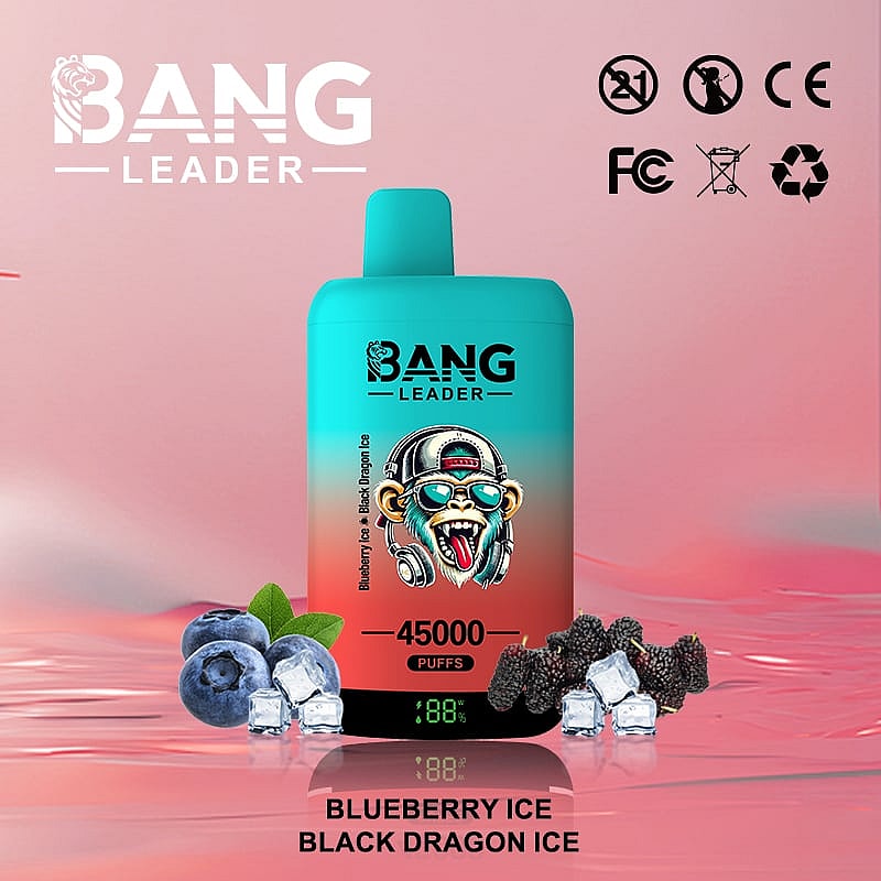 Werbebild des Bang Leader-Vaping-Geräts mit 45.000 Zügen der Geschmacksrichtungen Blueberry Ice und Black Dragon Ice, präsentiert vor einem rosa Hintergrund mit Geschmacksillustrationen und Konformitätssymbolen.