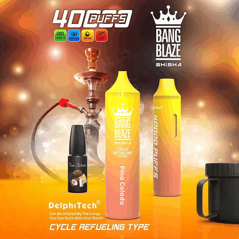 Reklambild med Bang Blaze Shisha-produkter, inklusive en stor gul och orange vaporizer märkt "Pina Colada" bredvid en mindre svart flaska med samma smak, med en bakgrund av en traditionell vattenpipa och glödande orange bokeh-effekter.