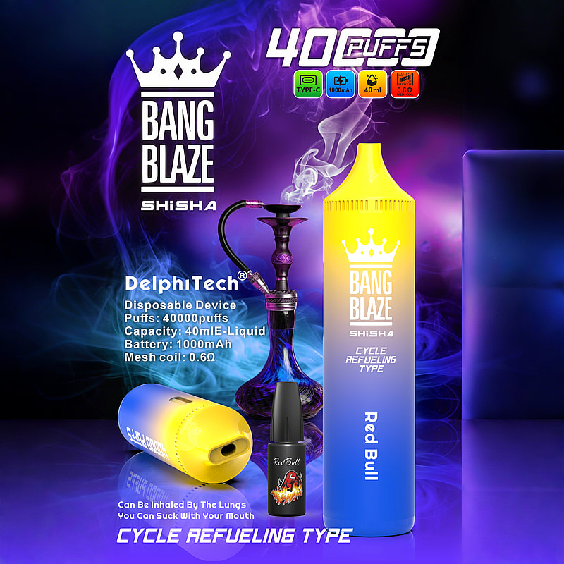 Image promotionnelle pour Bang Blaze Shisha, présentant un grand appareil de vapotage jetable étiqueté « Red Bull » avec un type de ravitaillement en cycle et des détails tels que 40 000 bouffées, une capacité d'e-liquide de 40 ml, une batterie de 1 000 mAh et une charge de type C, à côté d'une petite bouteille étiquetée « Red Bull », sur un fond enfumé avec un narguilé traditionnel.