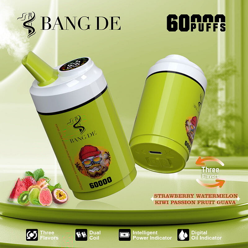 Immagine promozionale del dispositivo di svapo Bang De da 60.000 tiri che presenta un design di colore giallo-verde, opzioni di aromi tra cui fragola, anguria e kiwi, frutto della passione e guava e caratteristiche come doppia bobina, indicatore di potenza intelligente e indicatore digitale dell'olio, con frutti illustrativi nella parte inferiore.