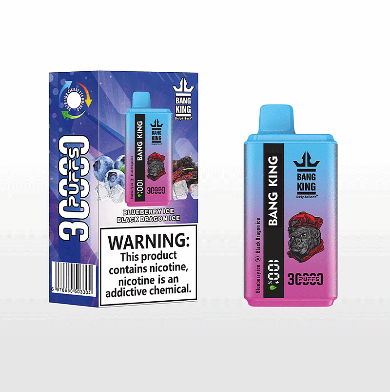 Vista del empaque y del producto del vaporizador desechable Bang King en sabor 'Blueberry Ice Black Dragon Ice', que presenta un diseño degradado en azul y rosa con una ilustración de un pug y una advertencia de nicotina destacada.