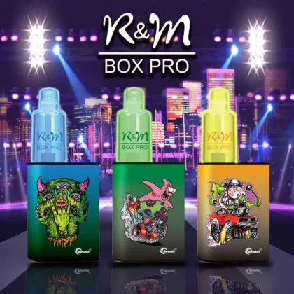 R&M Box Pro Vaping-Geräte mit lebendigen, kantigen Grafiken auf einem bunten städtischen Hintergrund.