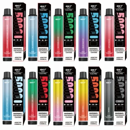 Un'esposizione di diverse penne da svapo usa e getta colorate con confezioni etichettate "5000 Puffs" e "QST Flex Pro", con un'avvertenza sulla dipendenza da nicotina.