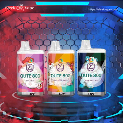 Tre dispositivi di svapo QUTE 800 in diversi gusti: Cola Ice, Mixed Berries e Blue Razz Ice, esposti su uno sfondo esagonale con illuminazione rossa e blu.