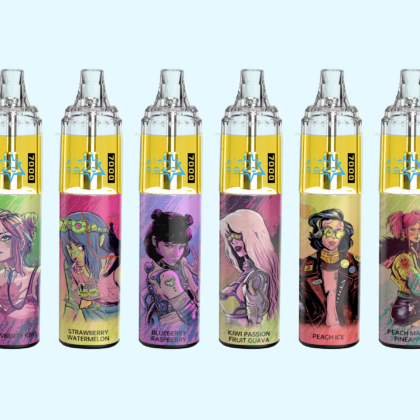 Dix dispositifs de vapotage jetables colorés avec des personnages illustrés sur chacun d'entre eux, proposant divers parfums tels que pastèque glacée, fraise kiwi et baies mélangées.