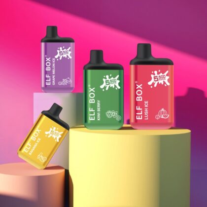 Quatre dispositifs de vaporisation ELF BOX colorés sur un podium pastel à plusieurs niveaux, avec des arômes étiquetés comme Grape Melon Ice, Kiwi Berry, Lush Ice, et Banana Ice, sur un fond dégradé vibrant.