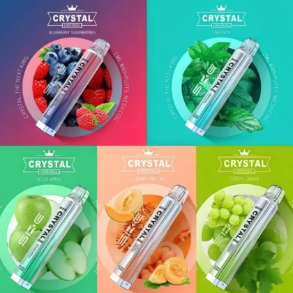 Fünf verschiedene Geschmacksrichtungen von Crystal Vape Pens sind abgebildet, darunter Blueberry Raspberries, Menthol, Sour Apple, Honey Melon und Green Grape. Jede Geschmacksrichtung ist mit entsprechenden Fruchtbildern hinter dem Vape Pen dargestellt.