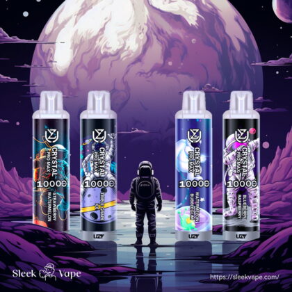 Ein Astronaut steht in einer surrealen Landschaft mit einem großen Planeten im Hintergrund, umgeben von vier Vape-Geräten mit der Aufschrift "Crystal Pro Max 10000", jedes mit unterschiedlichen Geschmacksrichtungen und futuristischem Design.