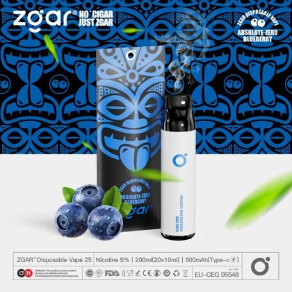 L'emballage jetable de Zgar Absolute-Zero Blueberry présente des graphiques tribaux, des informations sur la teneur en nicotine et des myrtilles.