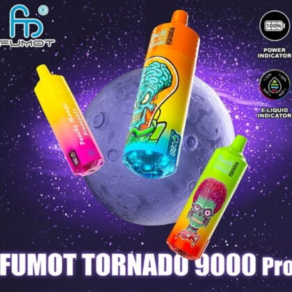 Tre dispositivi di svapo colorati con disegni alieni da cartone animato, con la dicitura "FUMOT TORNADO 9000 Pro", fluttuano nello spazio con gli indicatori di alimentazione e di e-liquid.