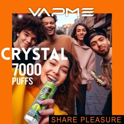 Grupp av unga vuxna som ler och håller i vape-enheter märkta "Crystal 7000 Puffs" med texten "VAPME" och "Share Pleasure" i bakgrunden.