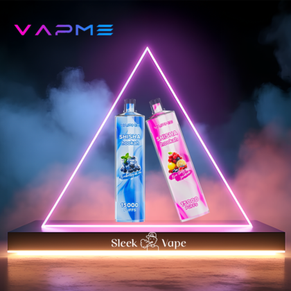 Vape-Produkte der Marke VAPME auf einer dreieckigen, neonbeleuchteten Plattform mit zwei Vape-Geräten, eines mit Blaubeer-Minze-Geschmack und das andere mit gemischtem Beerengeschmack, vor einem rauchigen Hintergrund.