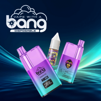 Ein Werbebild mit Einweg-Vaporizern von Bang in violettem und blaugrünem Farbverlaufsdesign mit der Geschmacksmarke „Grape Ice“ neben einer dazu passenden E-Liquid-Flasche vor einem dunkelblauen wellenförmigen Hintergrund.