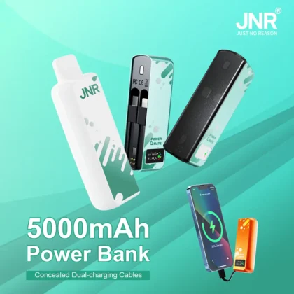 "JNR 5000mAh powerbank med dolda dubbla laddningskablar och demonstration av telefonladdning."