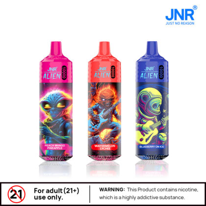 Trois appareils de vapotage vibrants de la marque « JNR Alien 10000 », chacun présentant des motifs extraterrestres uniques et étiquetés avec des saveurs : pêche, mangue, ananas, pastèque, litchi et myrtille sur glace. L'affichage comprend un avertissement de restriction d'âge de 21 ans et plus et un avertissement sur la nicotine.