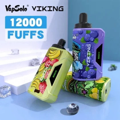 Trois appareils de vapotage colorés de VapSolo, étiquetés « Viking 12000 Puffs », avec des graphismes de fruits, placés sur une surface bleue avec des éléments décoratifs métalliques.