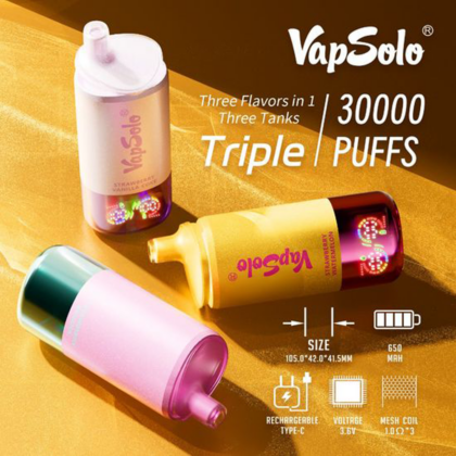 Image promotionnelle présentant les appareils de vapotage à triple saveur VapSolo, mettant en évidence 30 000 bouffées et trois réservoirs séparés, avec des détails sur les dimensions, le port Type-C rechargeable, la batterie 650 mAh et les spécifications de la bobine en maille, sur un fond doré.